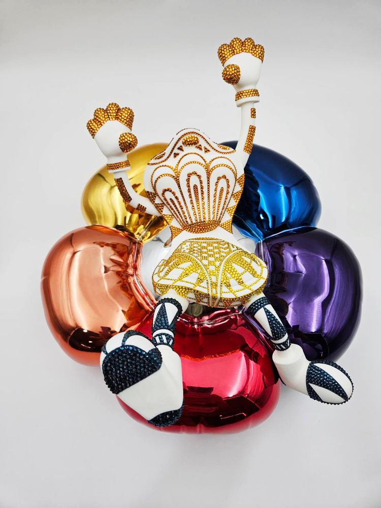 TOM-Surprise -꽃 (무지개), 2024, Resin, FRP, Chrome, 스와로브스키, 55 x 35 x 40cm