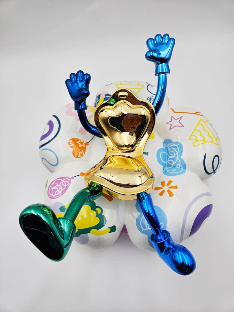 TOM-Surprise -꽃 (골드), 2024, Resin, FRP, Chrome , Acrylic paint, 55 x 35 x 40 cm