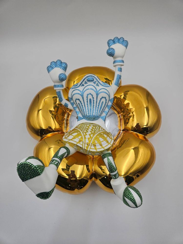 DONA-Surprise -꽃 (골드), 2024, Resin, FRP, Chrome, Swarovski, 55 x 35 x 40 cm