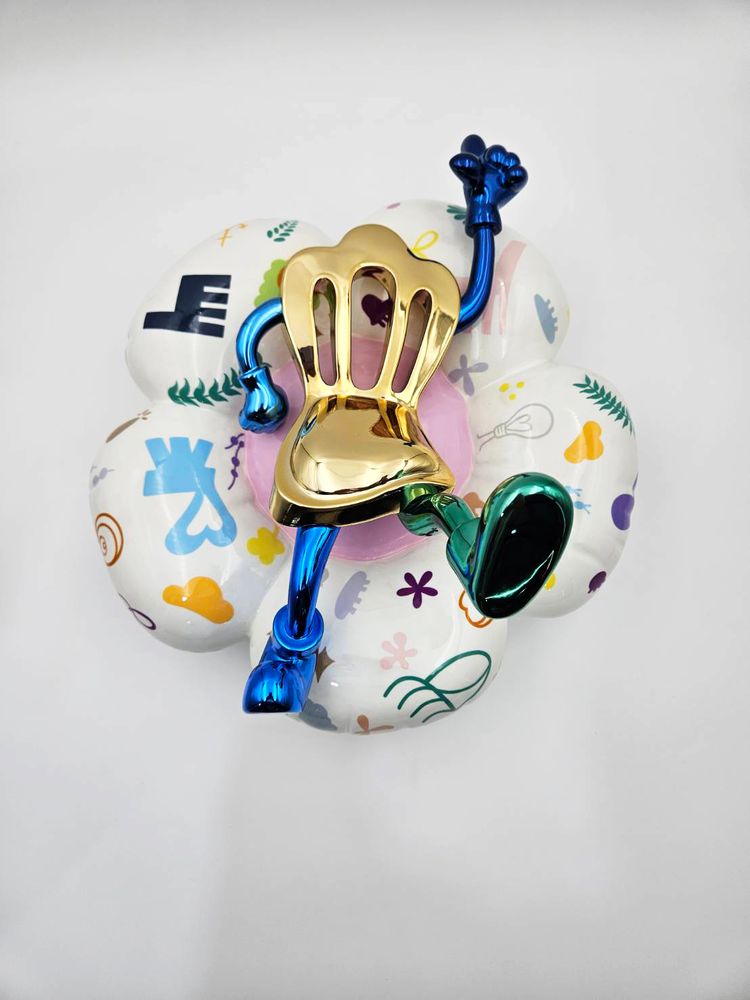 DONA-Surprise -꽃 (골드), 2024, Resin, FRP, Chrome ,아크릴 페인팅, 55 x 35 x 40 cm 