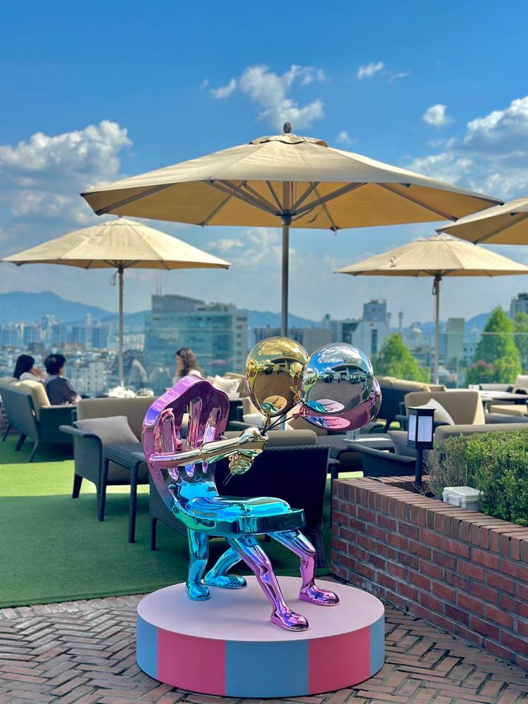 댕김 DONA -하트, 2024, FRP, Chrom 풍선, Acrylic Paint, 140 x 80 x 70 cm 