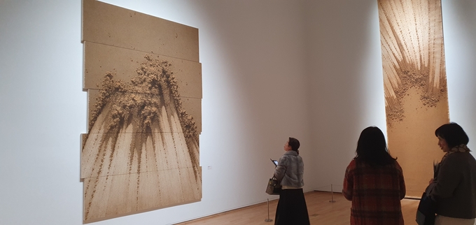 김창영 ‘샌드플레이’ 포항서 첫 개인전…모래로 그린 존재와 기억