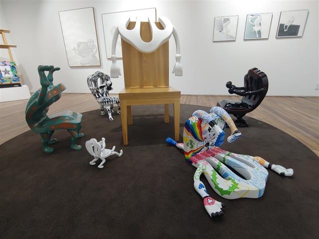 벽에 걸려야 예술인가, 바닥에 놓인 이 ‘의자’도 예술이지