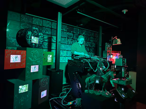 백남준이 테크노클럽 DJ가 된다면? [여기 힙해]