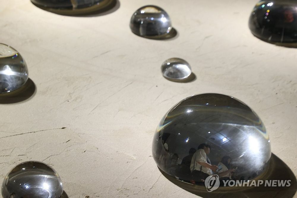 "총알 자국이 물방울로"…상흔 딛고 회귀한 김창열 창작 여정